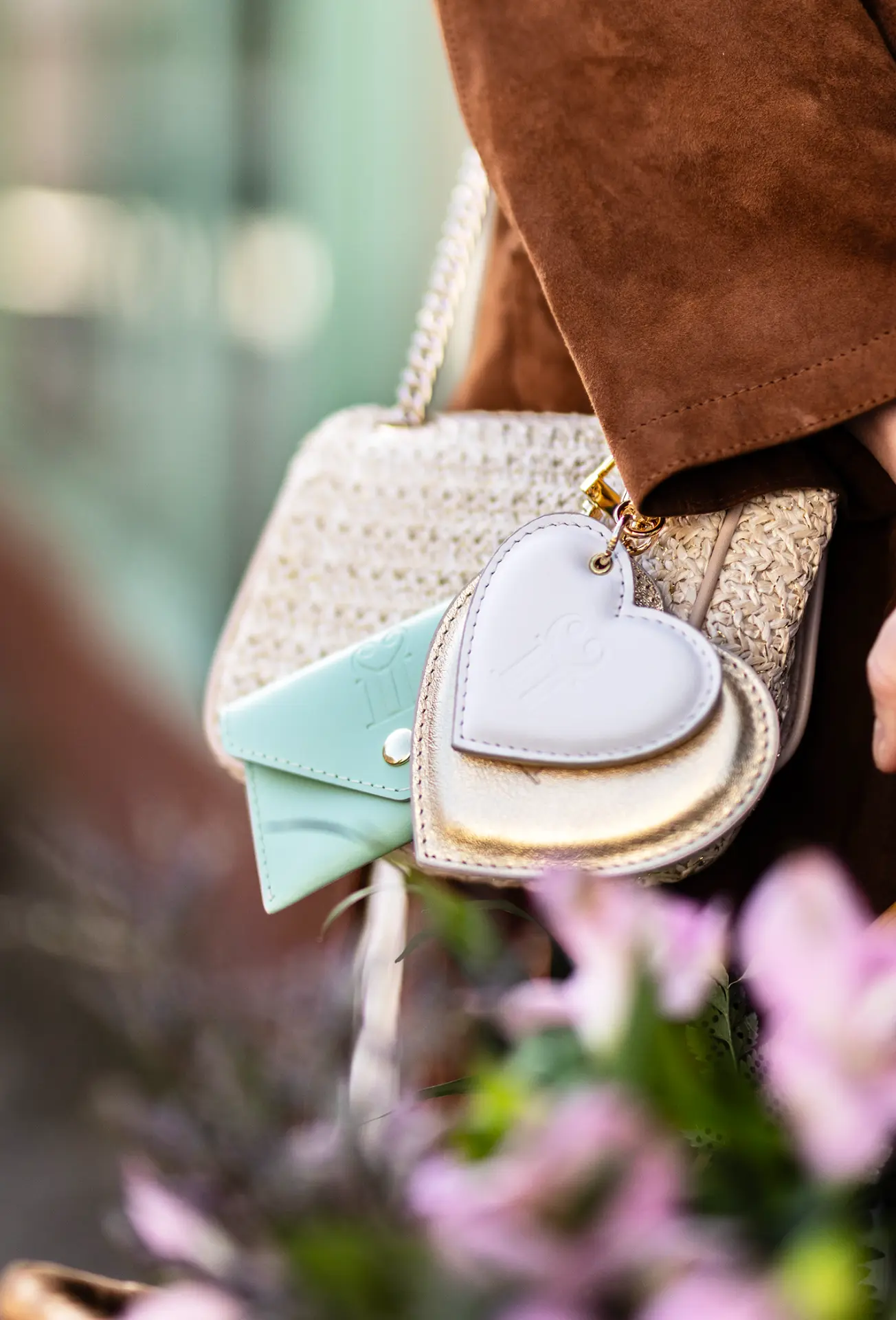 Bijoux de sac cœur blanc et doré sur un sac en paille